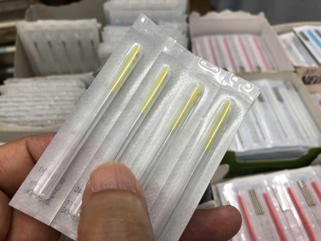 使い捨て鍼を使用しています